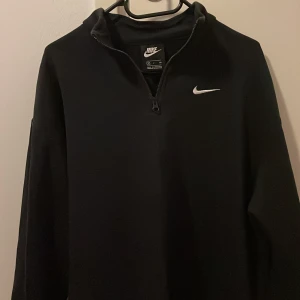 Nike Solo Swoosh tröja - Nytt pris 1000kr. Skick 10/10. Storlek S men passar M.