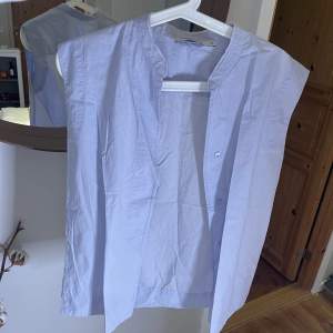 Säljer denna ”väst” liknande tröjan. Perfekt med ett vitt linne under & linne byxor eller till kontors jobb kanske? Inte använd. Från Carin Wester