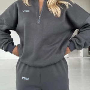 Venderbys set  - Grått slutsålt set från Venderbys i storlek XS-S. Orginalpris 1400kr Byxorna och tröjan såldes separat men jag säljer som ett set. Skriv för fler bilder!☺️