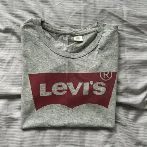 Äkta levi’s T-shirt i storlek xs. 💕🤍 Använd gärna ”köp nu” 😃
