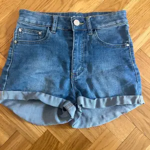Fina jeansshorts från Bikbok i strl xs
