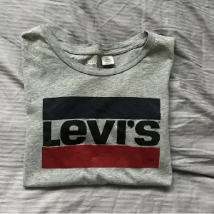 Äkta levi’s t-shirt i storlek xs i fint skick.  Använd gärna ”köp nu” ✨🌸