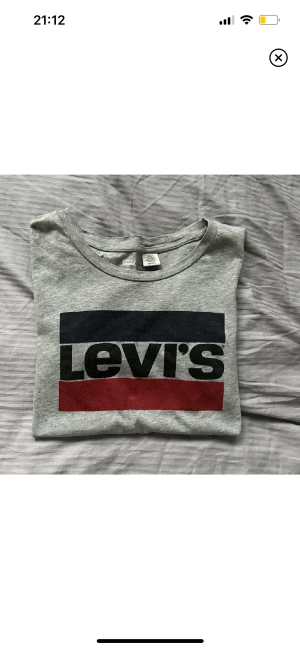 Levi’s t-shirt - Äkta levi’s t-shirt i storlek xs i fint skick.  Använd gärna ”köp nu” ✨🌸