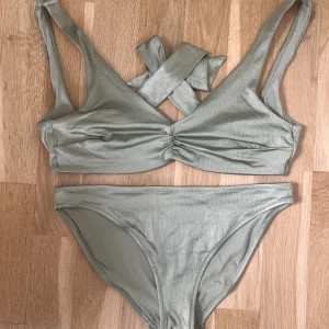 Bikini - Säljer denna bikini då den tyvärr inte passade mig💘. Trosorna är endast testade utanpå andra trosor och självklart tvättade. De har tyvärr fått små svarta fläckar (se bild 3). Storlek 34 i trosor och 36 i bh. Superfint material och väldigt skön🤠
