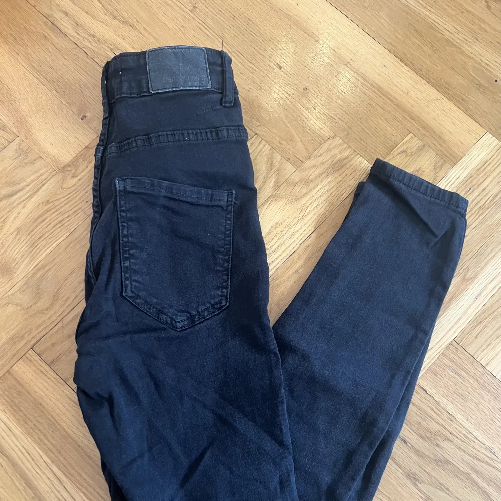 Svarta jeans från Gina Tricot i strl xs. Byxorna är i använt skick. . Jeans & Byxor.