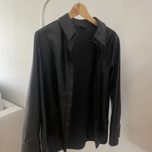 Skinnjacka  - Så fin skinnjacka från Ginatricot, dock kommer den inte längre till användning. 