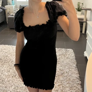 Söt svart klänning - Söt klänning med avklippt tagg, skulle tro storlek S men skulle även passa M, stretchigt material. I bra skick