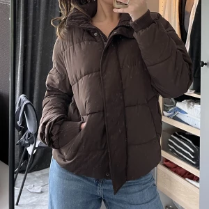 Höst jacka  - Superfin jacka perfekt till hösten. Sparsamt använd. Nypris 1000 säljs för 400