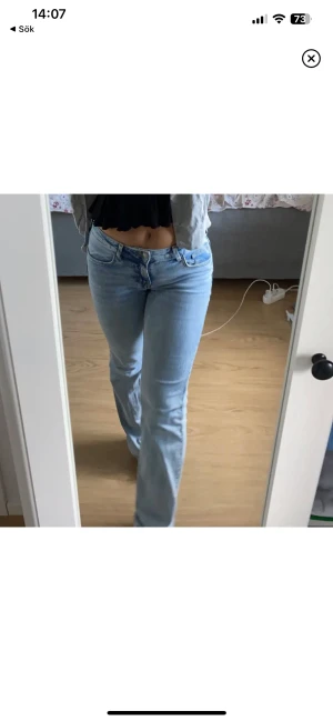 Jeans - Slutsåda H&M Low Waits flare jeans stl 36, dom är i nyskick, köpa här på plick men dom var för stora så jag säljer nu dom🤍