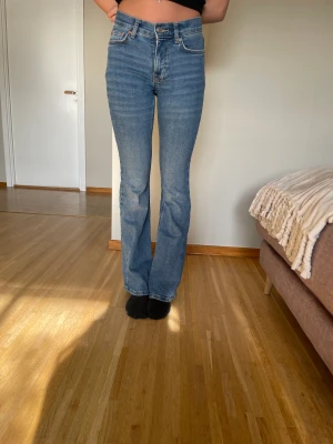 Lågmidjade jeans  - Ett par superfina lågmidjade jeans från gina med bootcut. 💕