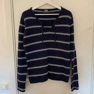 Stickad tröja - Marin blå stickad tröja, storlek L men skulle säga att den passar bättre på S då den var liten i storlek💕