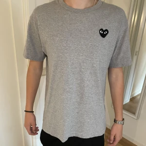 Cdg t shirt  - Cdg t shirt. Storlek L men sitter som M, modellen på bilden är 178. Skick 9/10. Pris 500kr. Kvitto när den köptes för 1000kr finns även kvar. 