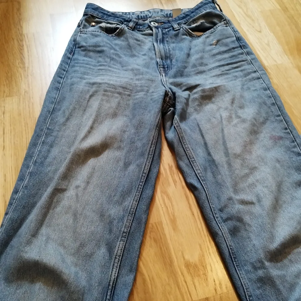 Vida, högmidjade jeans. Dom har en svag röd fläck på vänster sida som uppstått av vattenfärg. Man kan se det längst ned på första bilden. Annars är dom i bra skick. Har använts.💕. Jeans & Byxor.