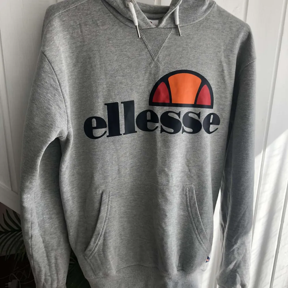 Grå ellesse hoodie i nyskick. Hoodies.