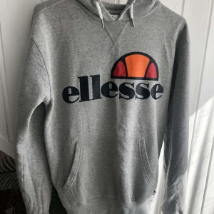 Ellesse - Grå ellesse hoodie i nyskick