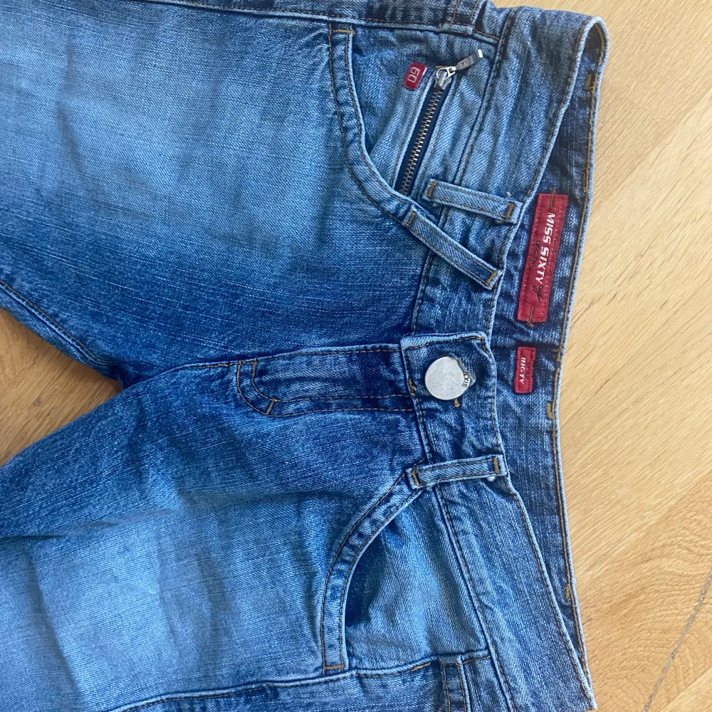Sååååå Otroligt snygga jeans som TYVÄRR är försmå för mig😣 Midja 36 cm Innerbenet 74cm Längd 94cm. Jeans & Byxor.