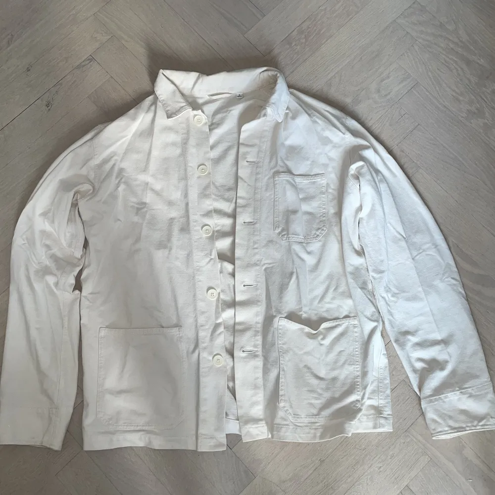 Benvit overshirt i storlek L, herrmodell. Använd ett fåtal gånger.  . Jackor.