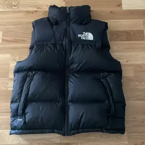 Säljer dennna north face väst eftersom den inte kommer till användning. Den är i princip nyskick. Perfekt nu när det börjar bli kallare ute med en lite tjockare väst (nypris 3000kr). Pris kan diskuteras vid snabb affär