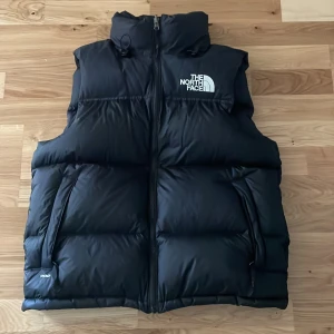 North face väst  - Säljer dennna north face väst eftersom den inte kommer till användning. Den är i princip nyskick. Perfekt nu när det börjar bli kallare ute med en lite tjockare väst (nypris 3000kr). Pris kan diskuteras vid snabb affär