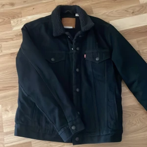 Levi’s jeansjacka - Jag säljer min Levis jeansjacka som är använd 2 gånger då den inte kommer till användning. Jackan är i princip helt ny och perfekt nu till höst/vinter. Ny pris runt 1200kr