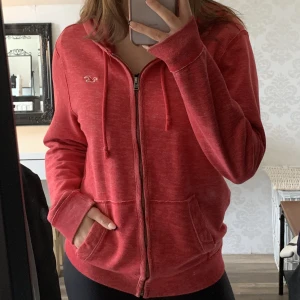 Röd Hollister Siptröja🌹 - Snygg och skön Hollister siptröja i storlek S. Säljer för 150kr
