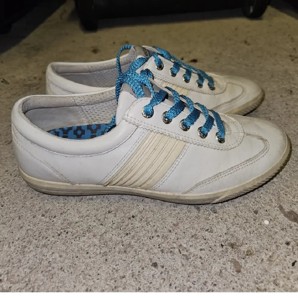 Supersköna vita skor från Ecco. Är egentligen golfskor (se sula), men har använts som vanliga sneakers. Äkta läder! Fint skick, inga hål!! . Skor.