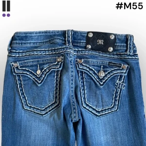 missme m55 lågmidjade bootcut  - MissMe jeans i model Boot 💜 Tag 28W 💜Midja (rakt över) 37cm 💜 Innerben 80cm 💜 Ytterben 106cm 💜 Benöppning 20cm 💜 Trasig knapp vänster bakficka 💜Våra mått blir W=29 och L=31 💜 Men jämför alltid måtten med dina bästa jeans
