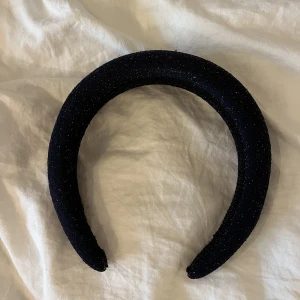 Glittrigt diadem - Jättefint mörkblått diadem som glittrar. Perfekt till fest. Jättebra skick. 