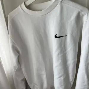 Säljer denna Nike tröja som inte säljs längre. Den är i använt (!) skick och i storlek XS 🩷