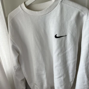 Nike tröja  - Säljer denna Nike tröja som inte säljs längre. Den är i använt (!) skick och i storlek XS 🩷