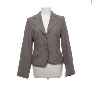 Kavaj - En kavaj jacka i brun/beige/naturfärg. Så fin men kommer ej till användning 