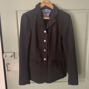 tävlingskavaj  - tävlingskavaj från märket Jacson🤗 använd 3 gånger för typ 4 år sedan och kommer inte komma till användning igen☺️ bra skick med alla knappar kvar, finns även en extra knapp i fickan🤗