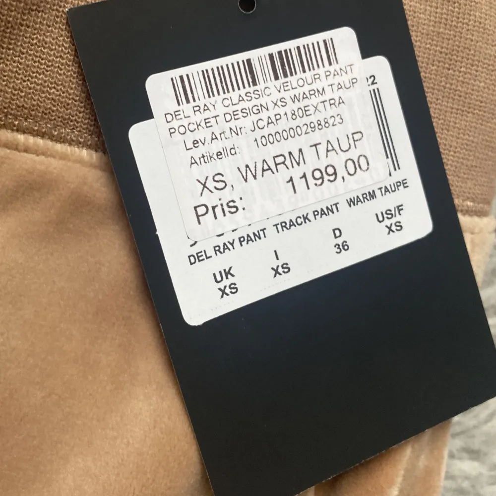 Inte andvända bara testade, prislappen är kvar dom är helt i nyskick storlek xs. Färgen warm taup, köpare står för frakt❤️. Jeans & Byxor.
