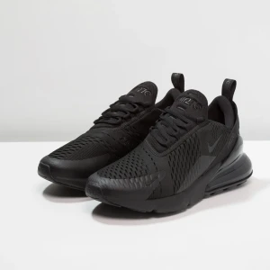 Nike air Max 270 - Storlek 40,5 men är liten i storleken, mer som storlek 39. Fräscha och endast använda några fåtal gånger. Skriv för privata bilder 