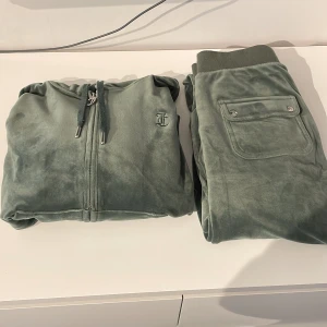 Juicy couture sätt - Säljer nu mitt mörk gröna juicy sätt för jag inte längre använder det väldigt fint skick inte mycket använda tröjan storlek s och byxorna xs pris kan diskuteras vid snabb affär 