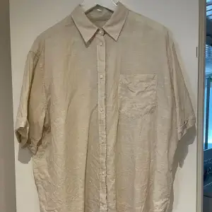 Linneskjorta från Gant. Använd, men utan anmärkning.  Storlek: 42 Material: Linne Nypris: 1200 SEK