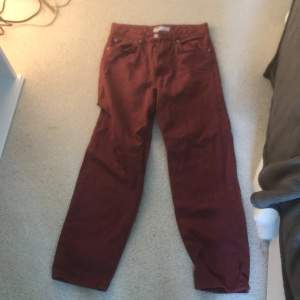 Röda BERSHKA jeans i storlek 38 (S)
