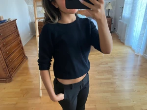 Stickad t-shirt  - Jättesnygg stickad t-shirt från zara!! Använt 2-3 gånger, och varnings defekter alls!!! Storlek M, men funkar perfekt för mig som alltid har S. Ordinarie pris 399kr