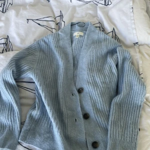 Kofta - Säljer denna blåa kofta den är endast testat 