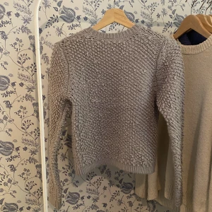 Mysig Tröja - Säljer en fin tröja i grått/blått som är croppad. Storleken är XS och den är från H&M. Den är använd med i bra skick.☺️