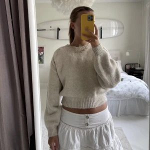 Beige stickad  - Endast använd fåtal gånger, från zara. Superfin. Funkar till en XS också. Även fri frakt. Skicka för fler bilder 🥰🥰