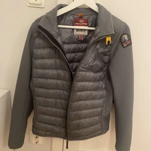 Grå Parajumpers jacka - Fint skick, säljer åt min kille! Skulle säga den passar S-L men den är i storlek L.