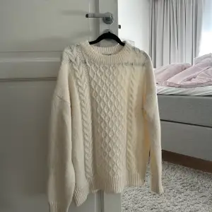 Säljer denna stickade tröjan i storlek S!! Använd ett fåtal gånger💕