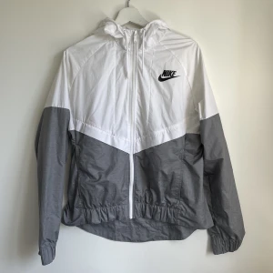 Nike löparjacka - Löparjacka från Nike i vitt och grått med dragkedja i storlek M.  Skick: använd men i fint skick