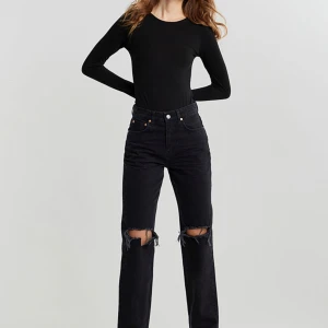 Svarta Jeans med hål - Säljer svarta jeans med hål i på knäna som var väldigt populära för ett tag sedan! De är i storlek petite så något korta är de. De är använda endast ett fåtal gånger så de är i nytt skick! Köptes för 600 och jag säljer för 200!