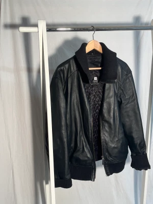 Vintage skin jacka - As snygg vintage skin jacka, perfekt tlll hösten då den är lite fodrad inuti! Sitter lite oversized