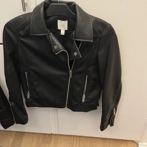 Jacka  - Jag säljer min skinnjacka från h&m för jag inte använder längre. Den är använd förtal gånger så den är i nyskick. Den är i storlek 34 och säljer den för 90kr