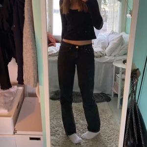 Zara jeans - Säljer dessa snygga snygga jeans från zara som tyvärr blivit för små på mig💞💞 De är raka i modellen och skriv för fler bilder!! De är 38 men skulle nog säga mer åt 36, 80 innerbenslängd.