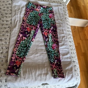 Träningstights  - Snygga, mönstrade träningstights från Kappahl. Bred och stadig midjeresår. Nyskick. Strlk 36/38. Pris 200:-