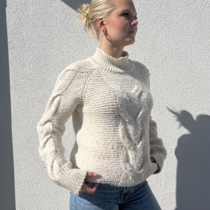 Stickad tröja - Skön stickad tröja från BikBok i storleken M! Mjukt material och sticks inte🫶🏻